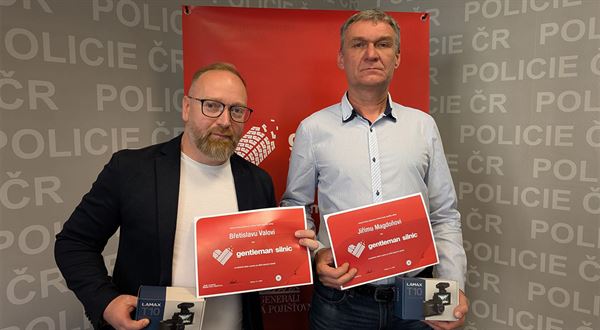 Muži vyprostili zaklíněnou dívku z auta, které sjelo do říčky. Dostali ocenění Gentleman silnic