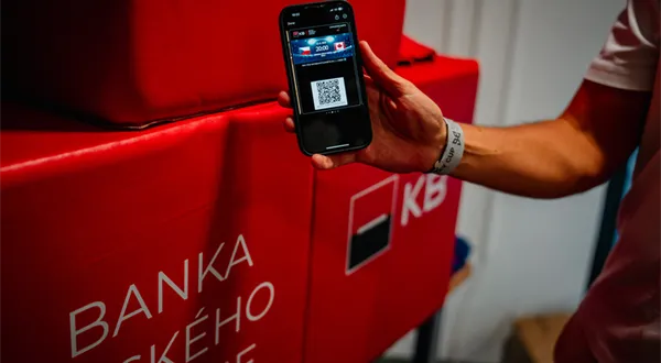 Komerční banka pokračuje v dlouhodobé podpoře českého hokeje a představuje kartu fanouška KB