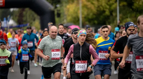 Běžecké úsměvy rozzářily park Ladronka. Královský závod ČEZ RunTour si užily téměř čtyři tisícovky běžců.