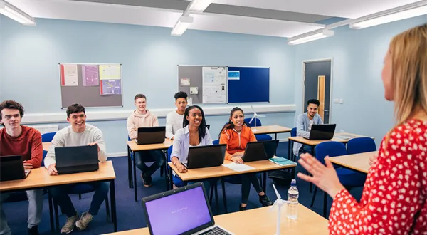 Školy v novém: College 2, svítidlo nové generace určené k proměně vzdělávacích prostředí