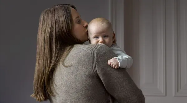 Den české maminky může někdy připomínat maraton. Ženy by se měly naučit si říkat o pomoc a muži by je měli vyslechnout, radí terapeutka