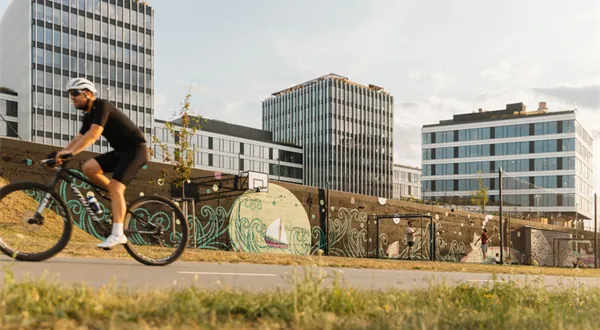 Holešovický Port7 žije: Dynamická čtvrť na břehu Vltavy nově nabízí sportoviště i prostor pro děti