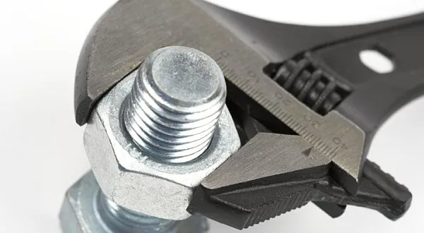 Utahování šroubů: stavební spořitelny brání klientům v útěku. Zuby nehty