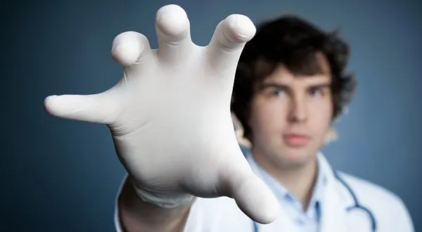 Ztráta nemocenského, pokuta 20 tisíc, vyhazov. Co čeká nemocné, kteří pilně nemarodí?