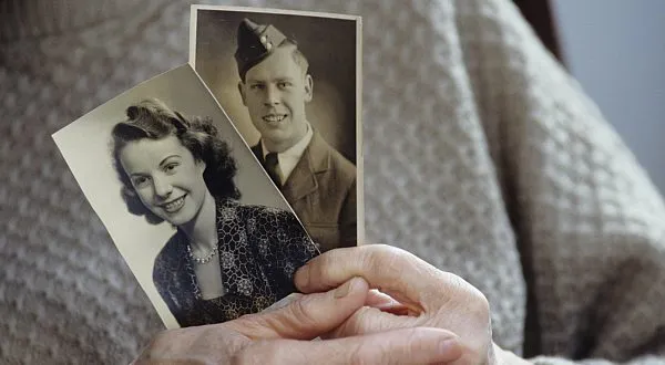 Vdovské a vdovecké důchody: už tři čtvrtě roku na nich stát šetří