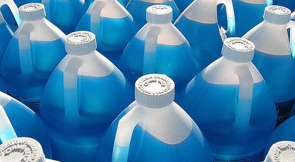 Směs do ostřikovačů zabíjí leckde. Český případ by však byl výjimečný