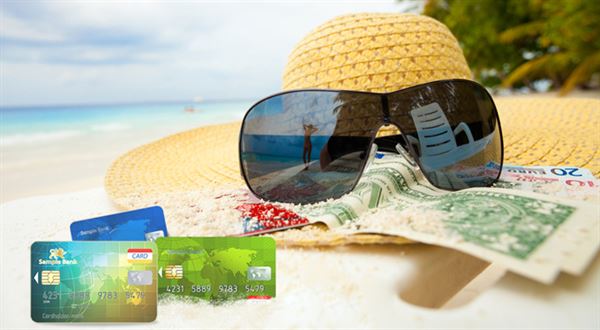 Na dovolenou s kartou, nebo s hotovostí?