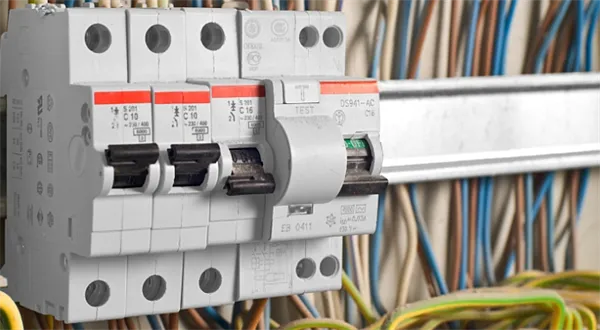 Vyplatí se zafixovat si cenu elektřiny? Pro a proti