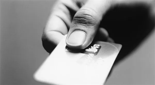 Tři největší banky mění ceníky. Končí další poplatky