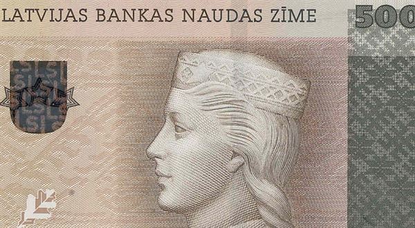 Konec nejsilnější měny v Unii: Lotyši platí eurem