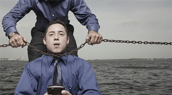 Polská lekce: Jak se kroutí krkem penzijním fondům