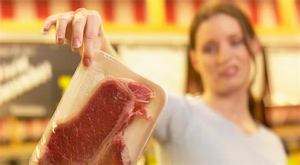 Větší písmo, k párku cedulka. Češi zjistí, co kupují k jídlu