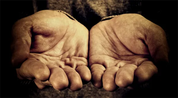 Falešní bezdomovci bydlí „na úřadě“. Zakázat, potrestat, nebo nechat být? 