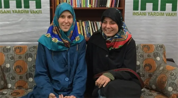 „Naši hrdinové“ versus „bláhové holky“