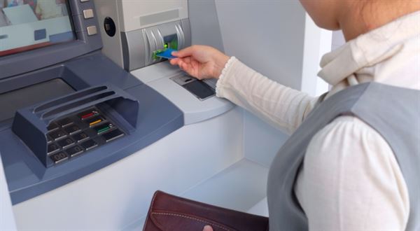 Vybíráte kreditkou z bankomatu? Víme, kolik to stojí