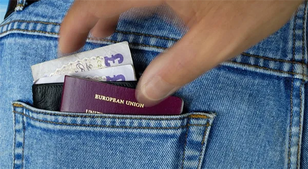 Ztráta, krádež! V cizině bez peněz. Co teď? Pár dobrých rad