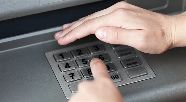 Pro cizí zavřeno. Nebo dráž! Bankomaty zdarma už nebudou pro všechny