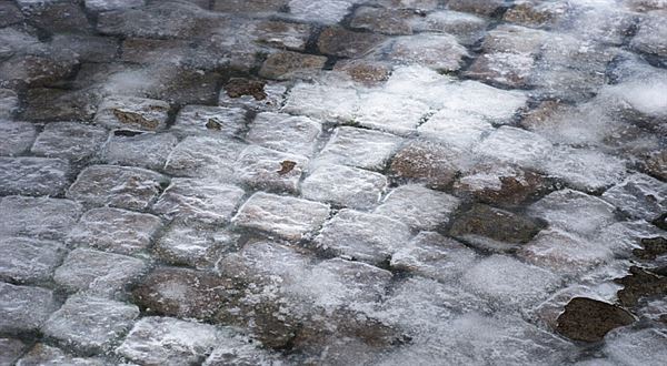 Přeražená noha na chodníku, led se řítí ze střechy: Jak se nechat odškodnit