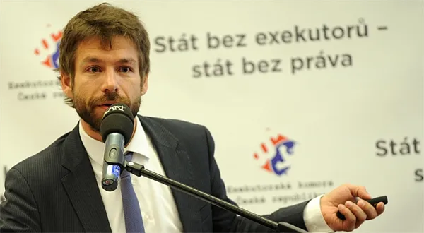 Pelikán na válečné stezce. Ministr jde exekutorům po penězích