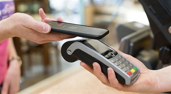 Místo platební karty mobil. Banky přišly s novým řešením