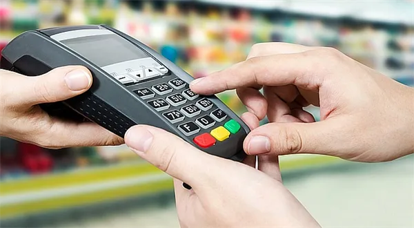 Cashback: Jak vybrat hotovost v obchodě a kolik za to