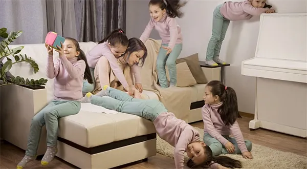 Kalkulačka. Vláda schválila nižší sociální pojištění pro rodiče se dvěma a více dětmi 