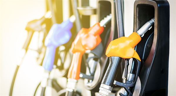 Drahý benzin: Vláda zruší silniční daň a biosložky