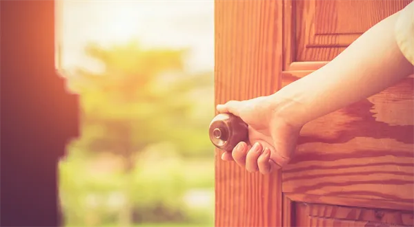 Jeden podpis za tisíce. Pět triků, které podomním prodejcům pořád fungují