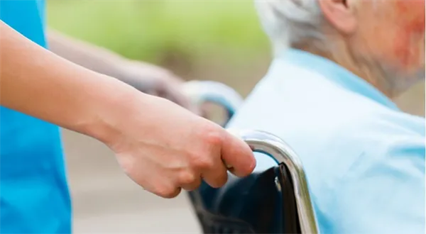 Domov důchodců nebo pečovatelská služba. Jak na péči o seniory?