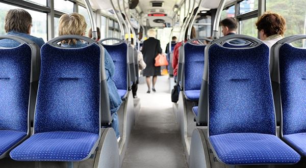 Prvního září zlevňuje jízdné na vlaky a autobusy. O kolik a pro koho?
