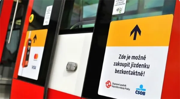 Praha dohání zpoždění, jízdenku si už koupíte i kartou v tramvaji
