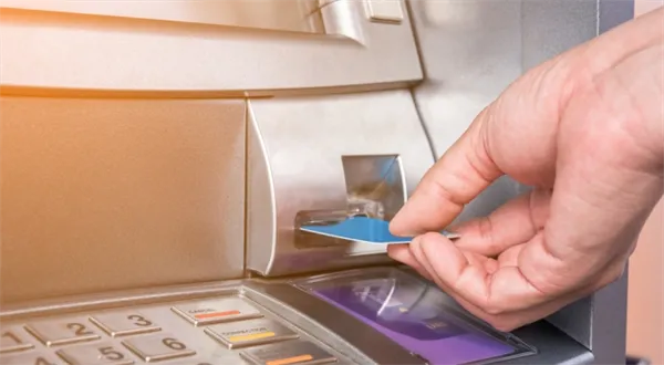 ČSOB mění ceník. Zlevní výběry v cizině, zdraží papírové výpisy