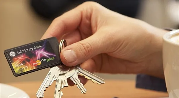 Platebním nálepkám hrozí vyhynutí. Končí s nimi první banka