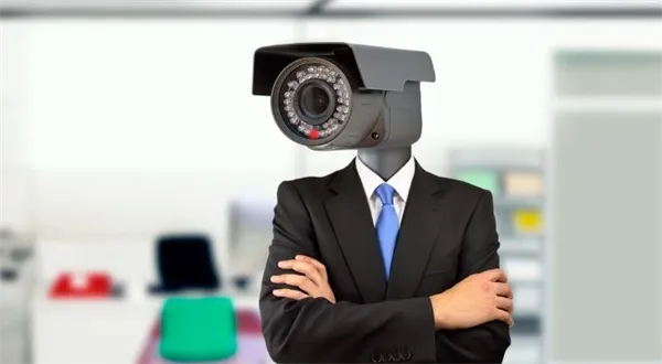 Velký bratr přitvrzuje. Pohlídá i menší hotovost