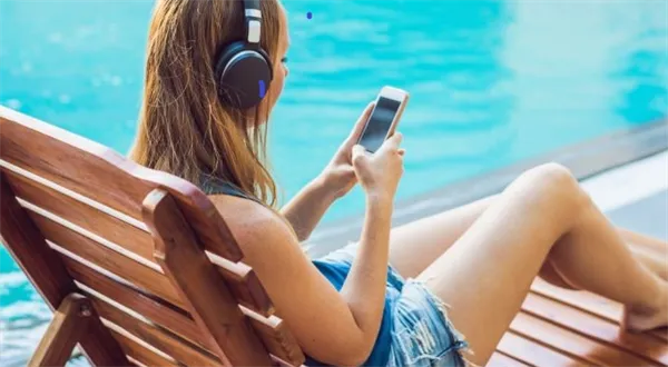 KB rozšiřuje cestovní pojištění ke kartám i pro Česko