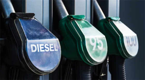 Benzin je nejlevnější za posledních jedenáct let