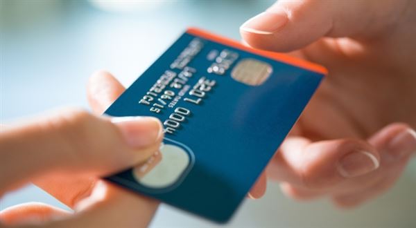 Zájem o kreditní karty klesá. Proč to tak je a proč se stále vyplatí o kreditce uvažovat?