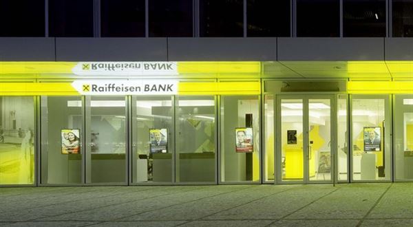 Změny v Raiffeisenbank: Zdraží nálepky, přicházejí okamžité platby i Apple Pay