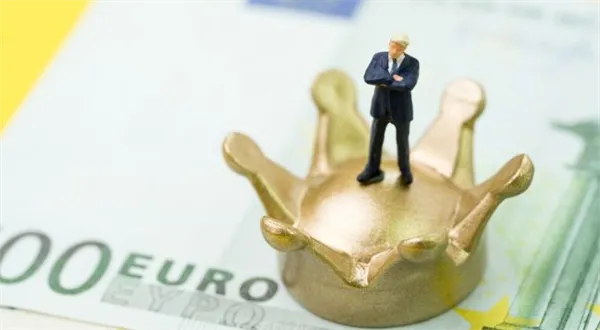 Eura už pošlete jako koruny. Banky zruší vysoký poplatek