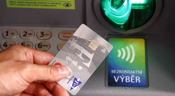 Fio vylepší výběry z bankomatů. Ruší poplatek za kartu
