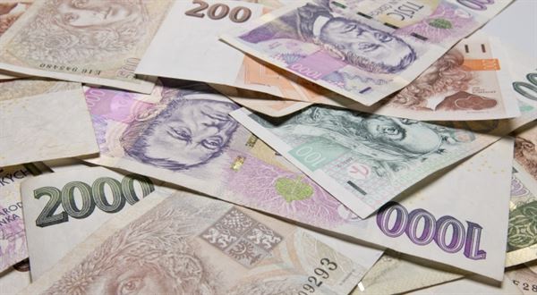 Polovina Čechů našla pod stromečkem obálku s penězi. Jak s nimi naloží?