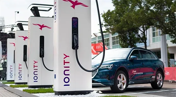 Nejrychlejší nabíjení elektromobilů je drahé. No a co?