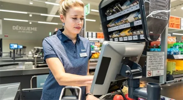 Čekáte dlouho ve frontě u pokladny? Druhý řetězec nabízí slevu