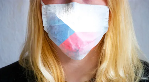 Rodiny v autě můžou sundat roušky, rozhodla vláda