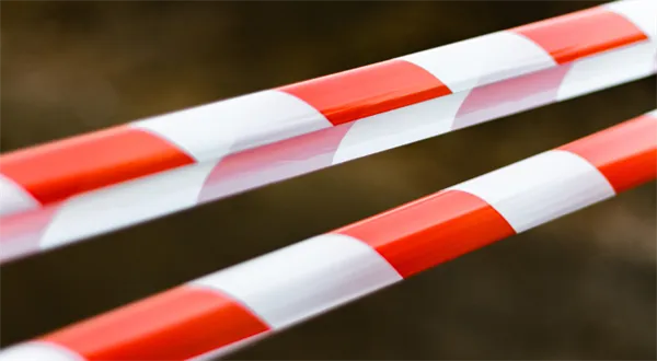 Jenom doma, nebo do práce. Vláda zpřísňuje omezení pohybu