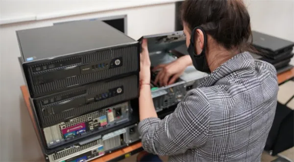 Mironet půjčí školákům tisíc počítačů