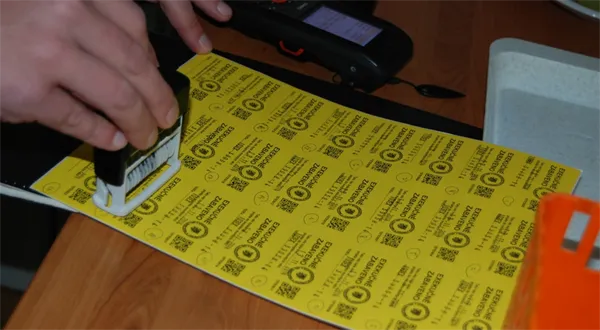 Exekutoři se nedostanou do bytu. Stopka i pro dražby