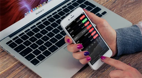 Mobilní bankovnictví začíná nahrazovat bankovní pobočky. Jaké jsou jeho přínosy?