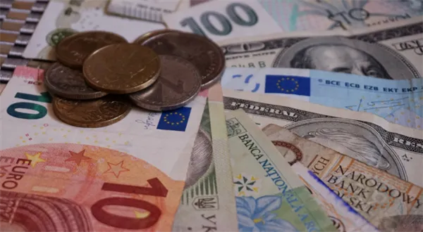 Koruna teď posiluje nejvíc ze všech světových měn 