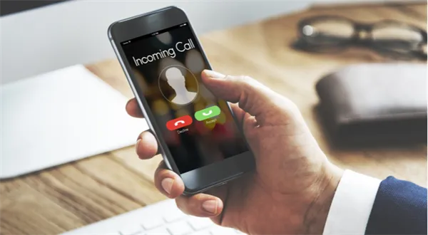 Nová varování z bank. Podvodníci zkoušejí i telefon